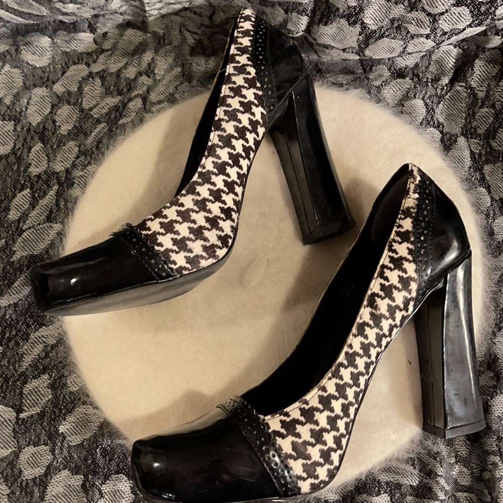 TAHARI | Avenue style Houndstooth Pattern Stunning Heels - Picture 7 of 15